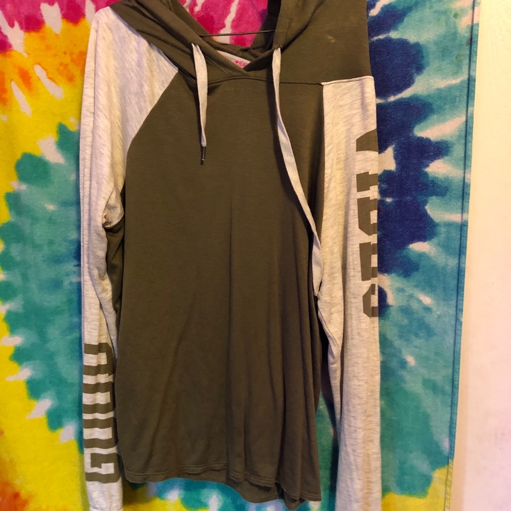 Green long sleeve w grey detailing